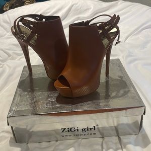 ZIGI GIRL Laramy peep toe platform bootie size 8